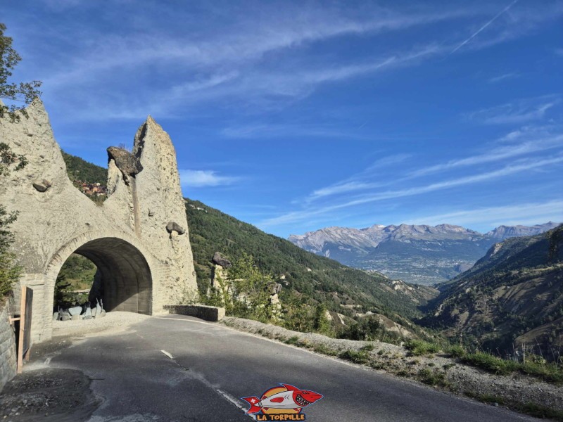 Coté Est Proche. Pyramides d'Euseigne, Hérémence, Val d'Hérens, Valais.