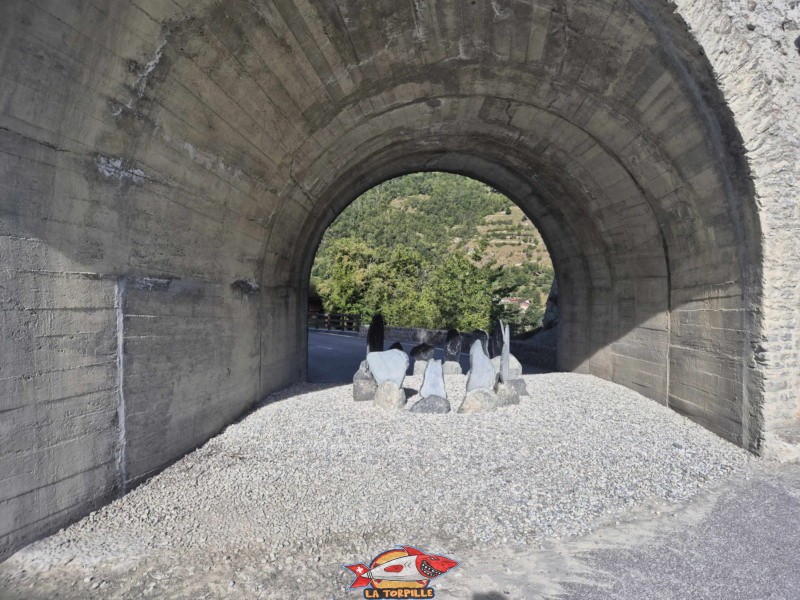 L'ancien tunnel à travers les Pyramides d'Euseigne. Pyramides d'Euseigne, Hérémence, Val d'Hérens, Valais.