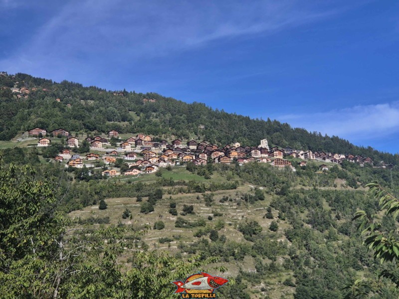 Le village d'Hérémance. Pyramides d'Euseigne, Hérémence, Val d'Hérens, Valais.