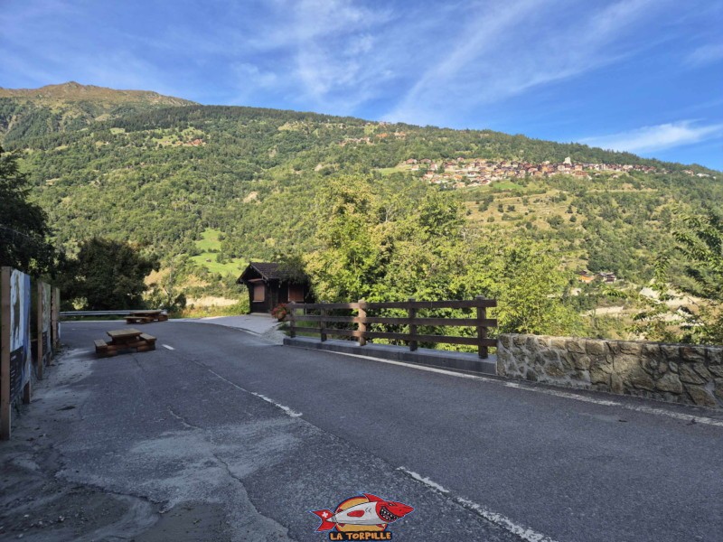 La vue depuis le sens opposé au tunnel. Au fond, à droite, le village d'Hérémence. Côté Ouest Proche. Pyramides d'Euseigne, Hérémence, Val d'Hérens, Valais. La vue depuis le sens opposé au tunnel. Au fond, à droite, le village d'Hérémence. Côté Ouest Proche. Pyramides d'Euseigne, Hérémence, Val d'Hérens, Valais.