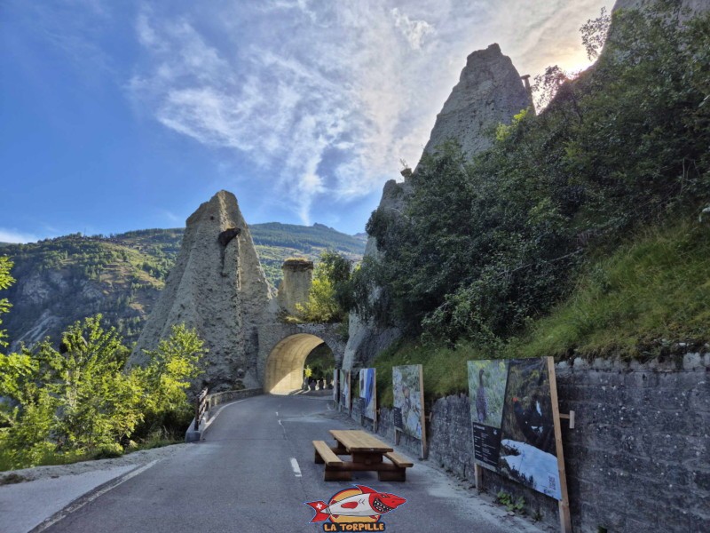 La vue en direction du tunnel. Côté Ouest Proche. Pyramides d'Euseigne, Hérémence, Val d'Hérens, Valais. La vue en direction du tunnel. Côté Ouest Proche. Pyramides d'Euseigne, Hérémence, Val d'Hérens, Valais.