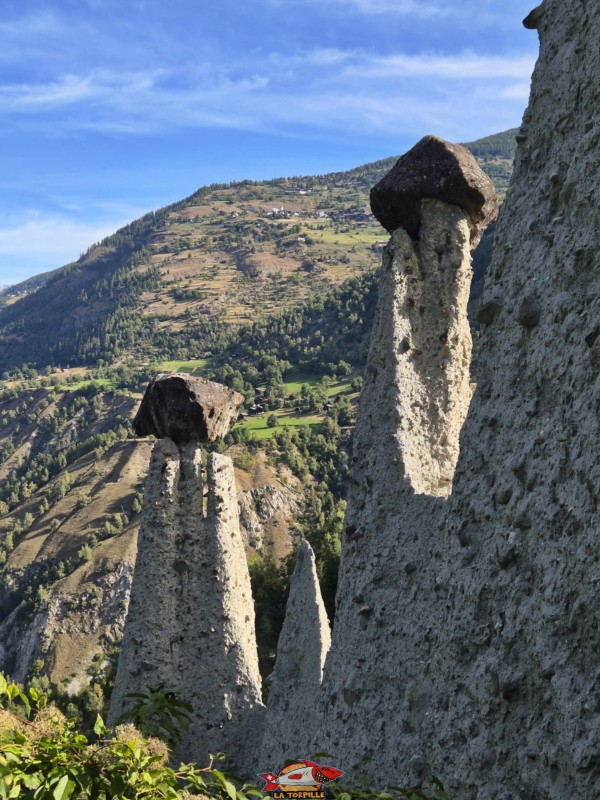 Des pyramides avec leur chapeau. Pyramides d'Euseigne, Hérémence, Val d'Hérens, Valais. Des pyramides avec leur chapeau. Pyramides d'Euseigne, Hérémence, Val d'Hérens, Valais.