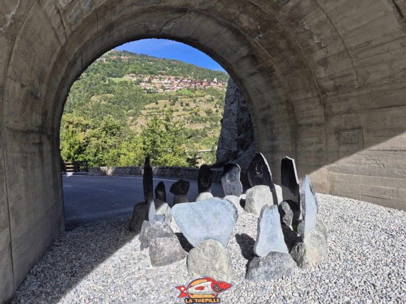L'ancien tunnel à travers les Pyramides d'Euseigne. Le village d'Hérémence à travers l'ancien tunnel des pyramides d'Euseigne. L'ancien tunnel à travers les Pyramides d'Euseigne. Le village d'Hérémence à travers l'ancien tunnel des pyramides d'Euseigne. Pyramides d'Euseigne, Hérémence, Val d'Hérens, Valais.