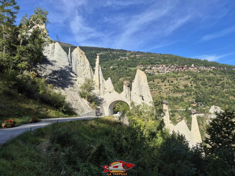 Coté Est Proche. Pyramides d'Euseigne, Hérémence, Val d'Hérens, Valais.