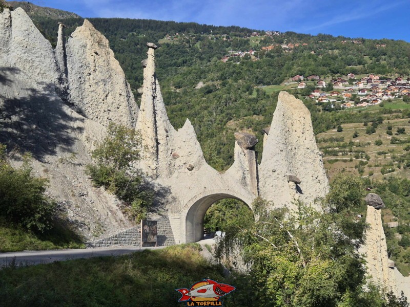 Coté Est Proche. Pyramides d'Euseigne, Hérémence, Val d'Hérens, Valais.