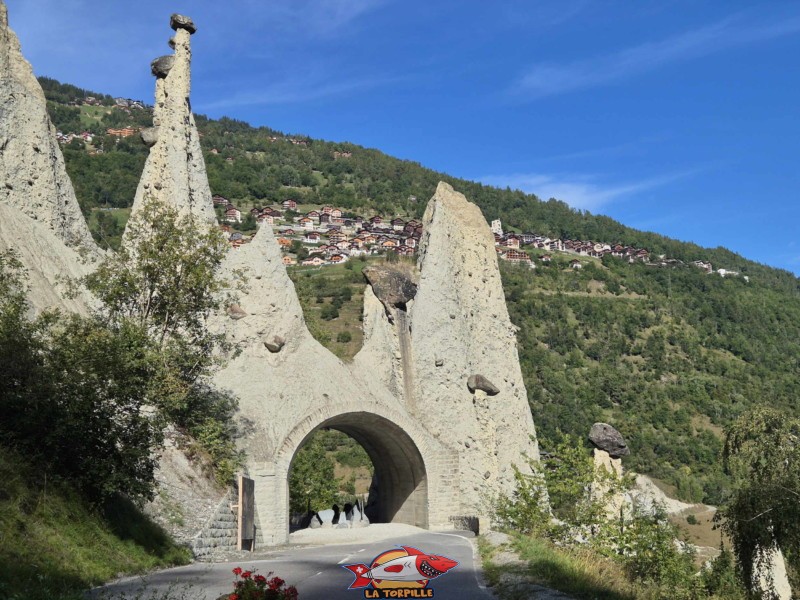 Pyramides d'Euseigne. La vue sur le village d'Hérémence. Gorges de la Borgne - Val d'Hérens Pyramides d'Euseigne. La vue sur le village d'Hérémence. Gorges de la Borgne - Val d'Hérens