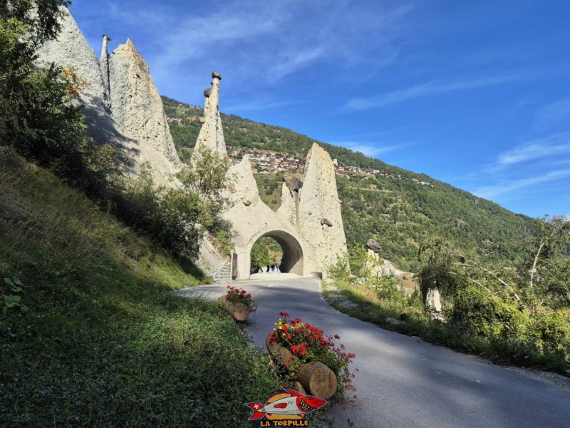 Coté Est Proche. Pyramides d'Euseigne, Hérémence, Val d'Hérens, Valais.