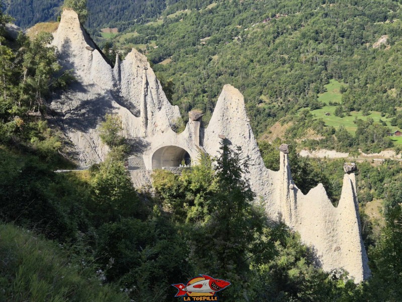 Les pyramides d'Euseigne en amont des sources d'eau chaude.