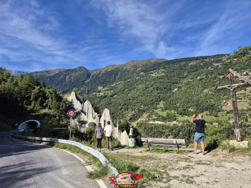 Côté Est Éloigné. Pyramides d'Euseigne, Hérémence, Val d'Hérens, Valais.