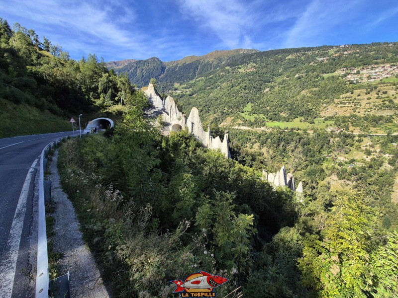 Le val d'Hérémence qui mène au fameux barrage de la Grande Dixence. Pyramides d'Euseigne, Hérémence, Val d'Hérens, Valais. Le val d'Hérémence qui mène au fameux barrage de la Grande Dixence. Pyramides d'Euseigne, Hérémence, Val d'Hérens, Valais.