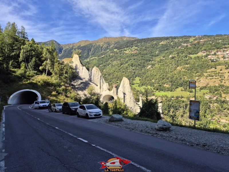 L'arrêt du car postal "Pyramides d'Euseigne". Gorges de la Borgne - Val d'Hérens L'arrêt du car postal "Pyramides d'Euseigne". Gorges de la Borgne - Val d'Hérens