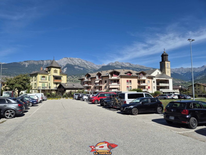 Le parking dans le village de Bramois. Gorges de la Borgne - Val d'Hérens Le parking dans le village de Bramois. Gorges de la Borgne - Val d'Hérens