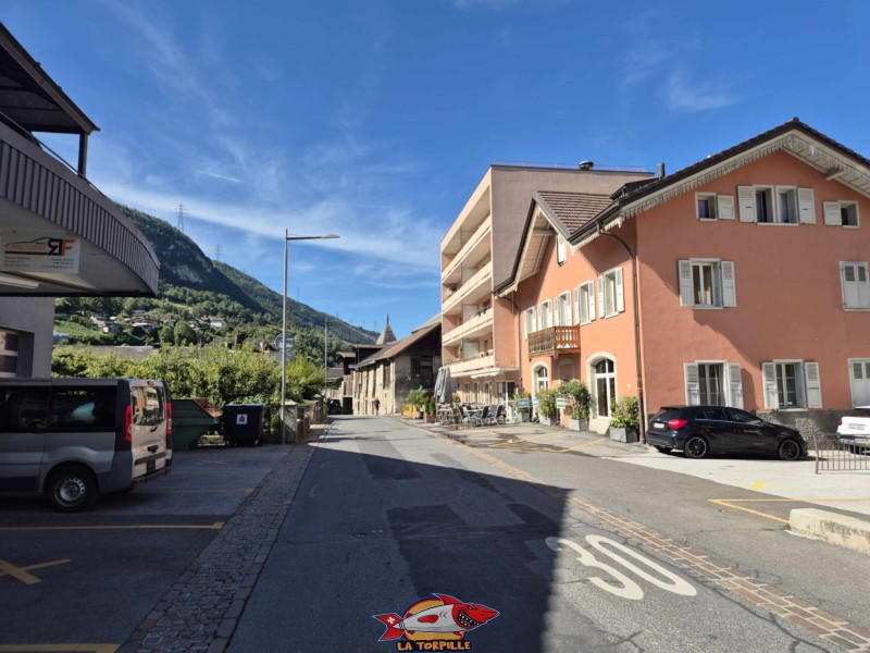 Le chemin à travers le village de Bramois. Gorges de la Borgne - Val d'Hérens Le chemin à travers le village de Bramois. Gorges de la Borgne - Val d'Hérens