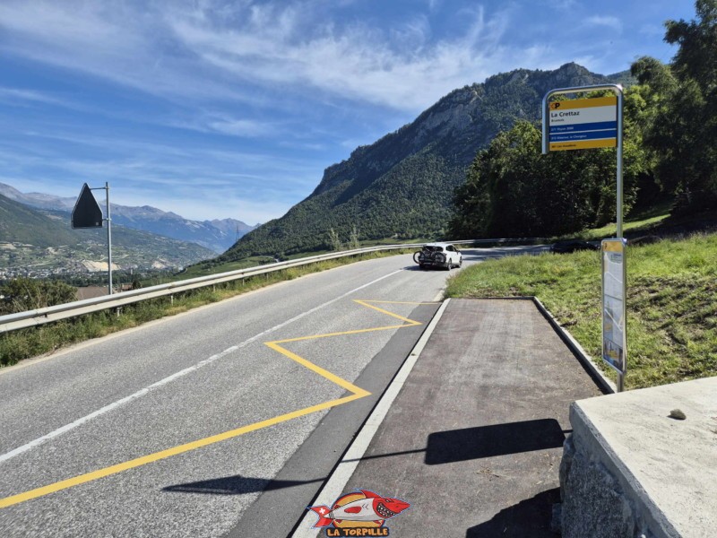 L'arrêt du car postal "Bramois, La Crettaz" le long de la route principale du val d'Hérens. Gorges de la Borgne - Val d'Hérens L'arrêt du car postal "Bramois, La Crettaz" le long de la route principale du val d'Hérens. Gorges de la Borgne - Val d'Hérens
