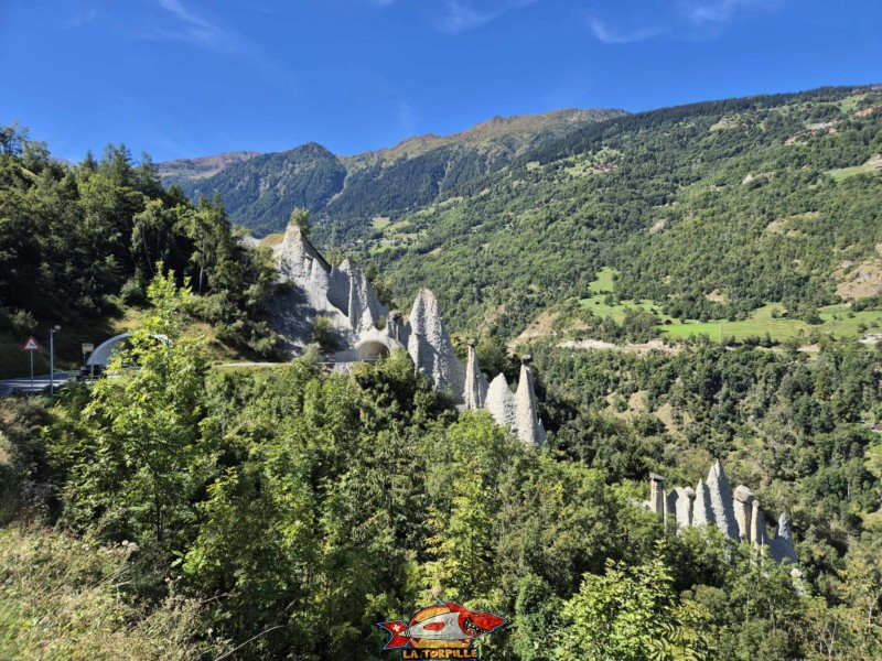 Côté Est Éloigné. Pyramides d'Euseigne, Hérémence, Val d'Hérens, Valais.