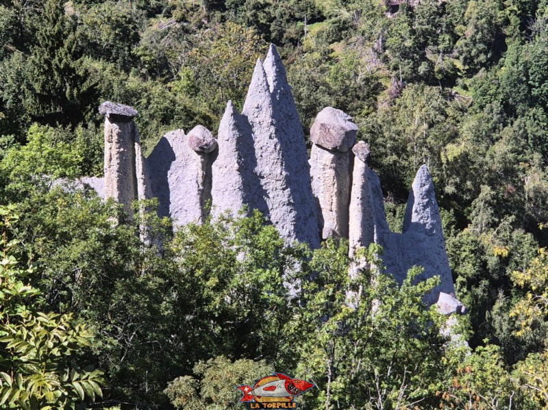Des pyramides avec leur chapeau et d'autres qui n'en ont plus. Pyramides d'Euseigne, Hérémence, Val d'Hérens, Valais. Des pyramides avec leur chapeau et d'autres qui n'en ont plus. Pyramides d'Euseigne, Hérémence, Val d'Hérens, Valais.
