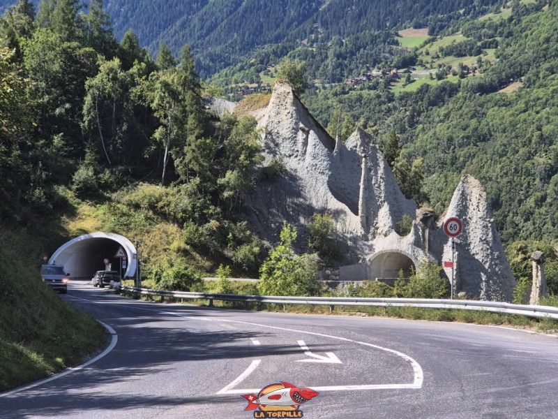 Côté Est Éloigné. Pyramides d'Euseigne, Hérémence, Val d'Hérens, Valais.