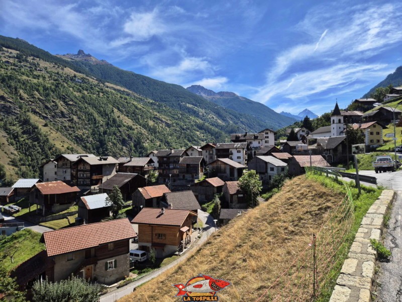 La vue d'ensemble sur le village d'Euseigne. Gorges de la Borgne - Val d'Hérens La vue d'ensemble sur le village d'Euseigne. Gorges de la Borgne - Val d'Hérens