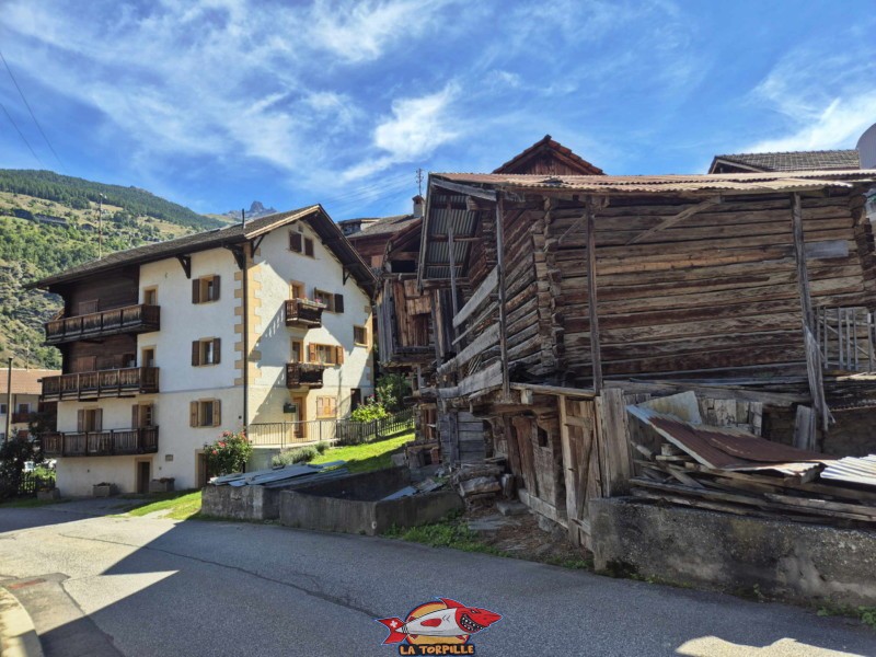 Un mazot dans le village d'Euseigne. Gorges de la Borgne - Val d'Hérens Un mazot dans le village d'Euseigne. Gorges de la Borgne - Val d'Hérens