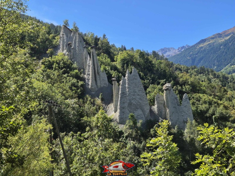Les pyramides vues depuis le dessous. Pyramides d'Euseigne, Hérémence, Val d'Hérens, Valais.