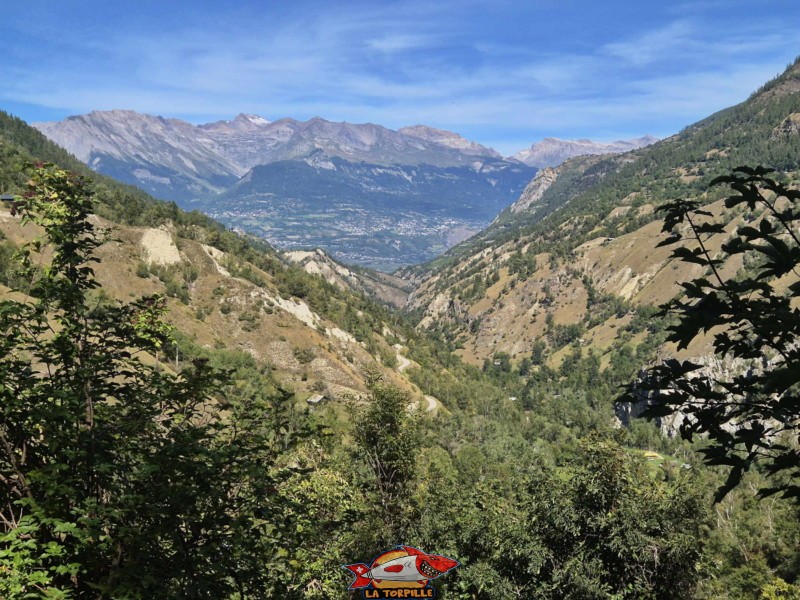 La vue sur le bas du val d'Hérens creusé par la Borgne. Gorges de la Borgne - Val d'Hérens La vue sur le bas du val d'Hérens creusé par la Borgne. Gorges de la Borgne - Val d'Hérens