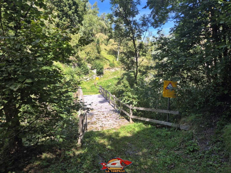 Le pont sur la Dixence qui a donné son nom, quelques kilomètres en amont, au barrage de la Grande Dixence. Le pont sur la Dixence qui a donné son nom, quelques kilomètres en amont, au barrage de la Grande Dixence. Gorges de la Borgne - Val d'Hérens