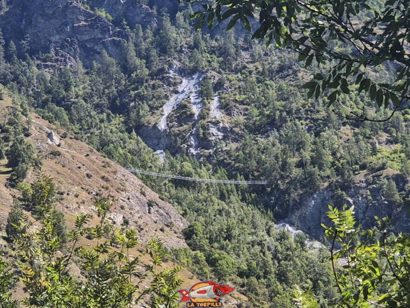 La vue sur la rive droite et la passerelle suspendue d'Ossona. Gorges de la Borgne - Val d'Hérens La vue sur la rive droite et la passerelle suspendue d'Ossona. Gorges de la Borgne - Val d'Hérens