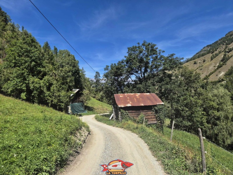 Le passage sur la route en graviers. Gorges de la Borgne - Val d'Hérens Le passage sur la route en graviers. Gorges de la Borgne - Val d'Hérens