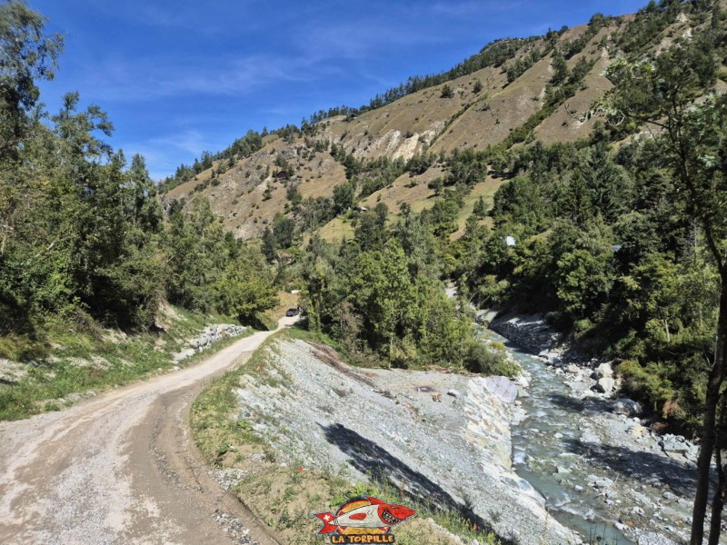La route en graviers au niveau du lit de la Borgne. Gorges de la Borgne - Val d'Hérens La route en graviers au niveau du lit de la Borgne. Gorges de la Borgne - Val d'Hérens
