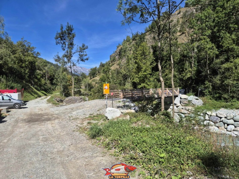 Le pont sur la Borgne qui permet de rejoindre les sources d'eau chaudes de Combioula. Gorges de la Borgne - Val d'Hérens Le pont sur la Borgne qui permet de rejoindre les sources d'eau chaudes de Combioula. Gorges de la Borgne - Val d'Hérens