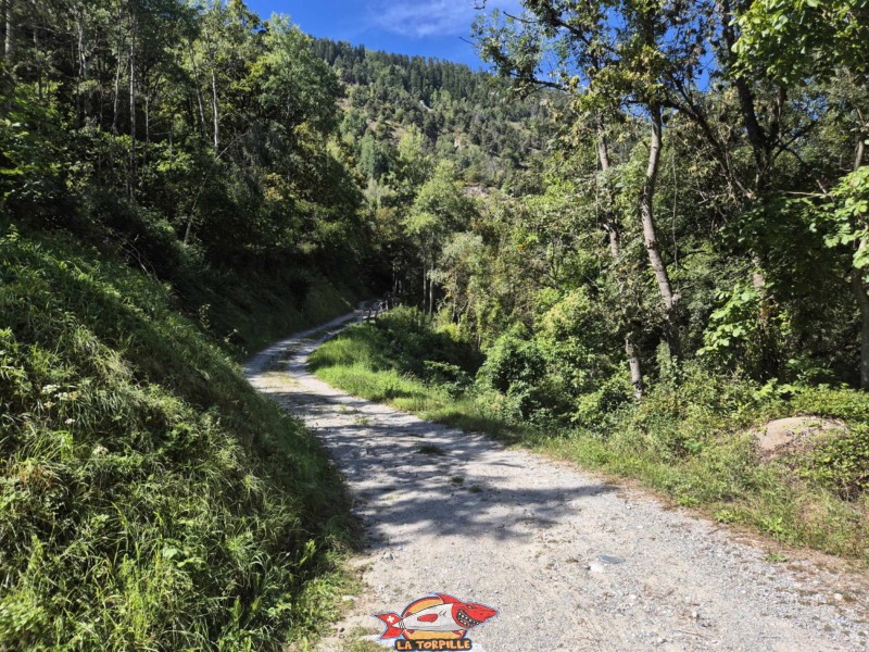 La route en graviers après Combioula. Descente Rive gauche. Gorges de la Borgne - Val d'Hérens La route en graviers après Combioula. Descente Rive gauche. Gorges de la Borgne - Val d'Hérens