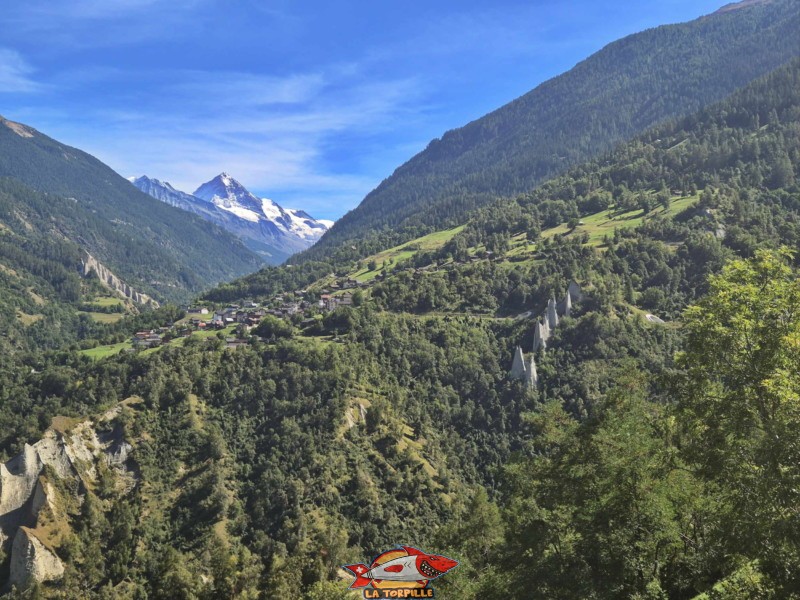 Les vues éloignées sur les pyramides et le haut du val d'Hérens avec la Dent Blanche. Ce sommet se trouve dans les communes de trois vallées différentes. Evolène, Anniviers et Zermatt. Pyramides d'Euseigne, Hérémence, Val d'Hérens, Valais.