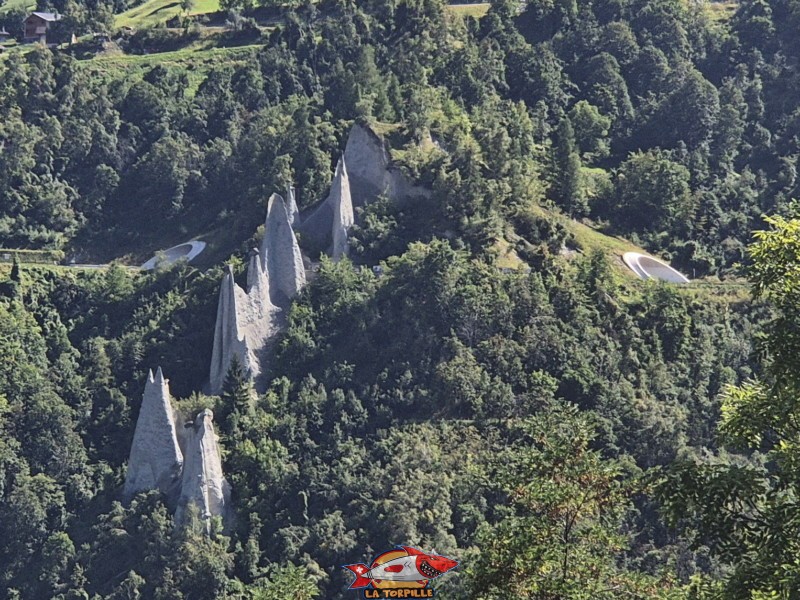 Les deux côtés du nouveau tunnel à travers les Pyramides. Les deux côtés du nouveau tunnel à travers les Pyramides. Pyramides d'Euseigne, Hérémence, Val d'Hérens, Valais.