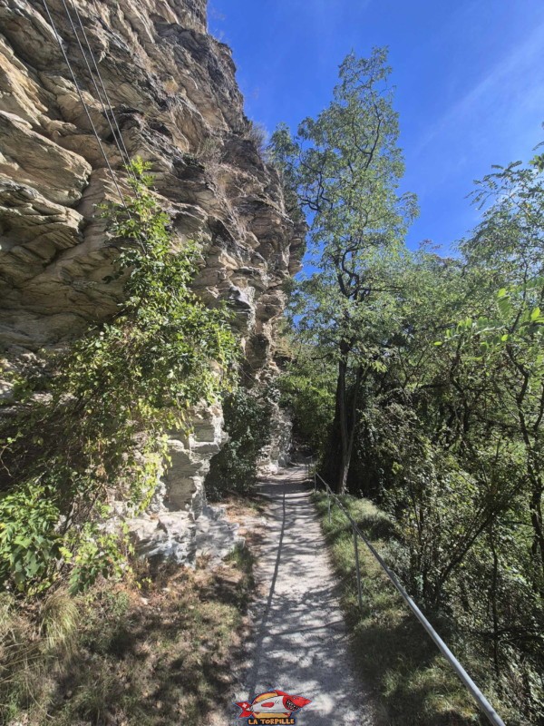 La petite route devient un chemin le long de falaises.