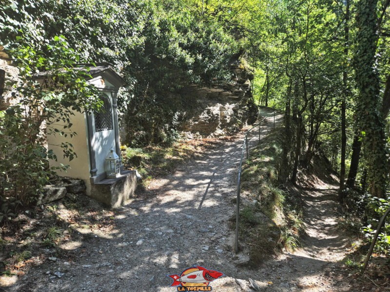 Le chemin de croix qui mène à l'ermitage. Gorges de la Borgne - Val d'Hérens Le chemin de croix qui mène à l'ermitage. Gorges de la Borgne - Val d'Hérens