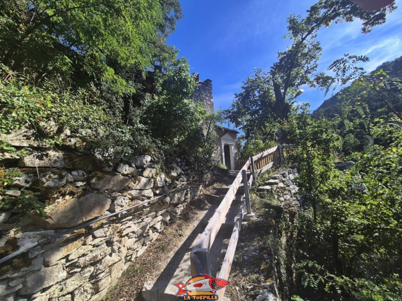 L'arrivée du sentier à l'entrée de l'ermitage.