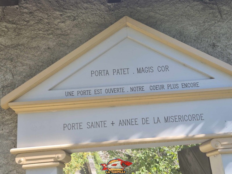 La devise sur l'entrée de l'ermitage : "porta patet. magis cor". Une porte est ouverte, notre cœur plus encore.