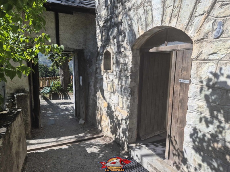 L'entrée de l'ermitage depuis l'intérieur. Sur la droite, les toilettes.