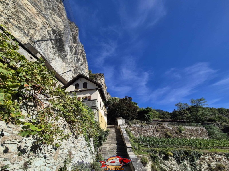 Un escalier permet d'accéder aux bâtiments et l'esplanade de l'ermitage. L'escalier depuis le bas. 