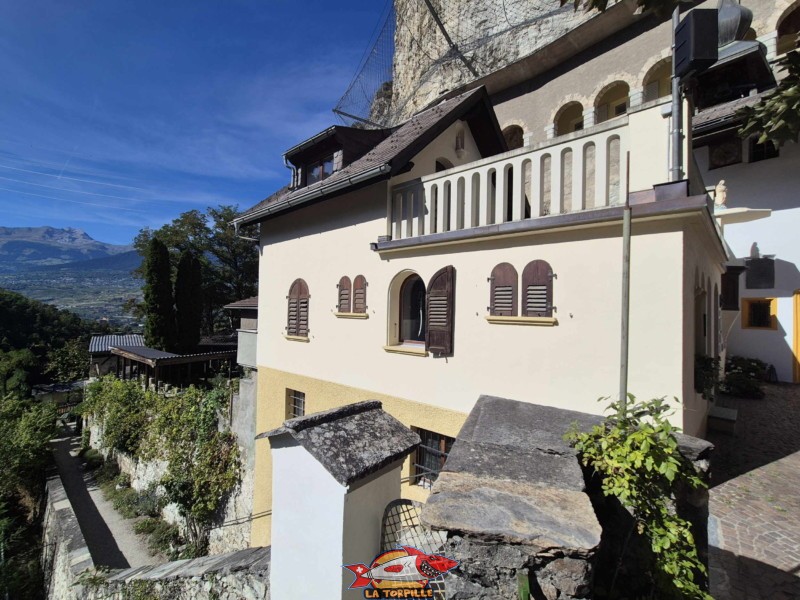 Un escalier permet d'accéder aux bâtiments et l'esplanade de l'ermitage. L'escalier depuis le haut.