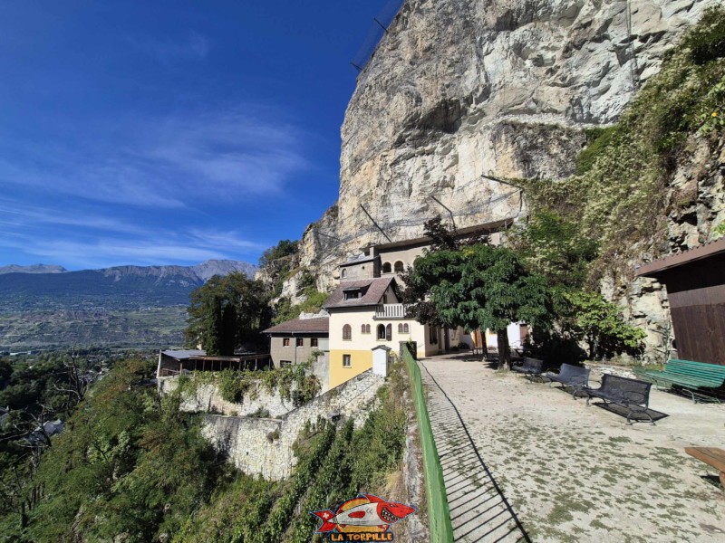 L'esplanade en direction de l'ermitage.