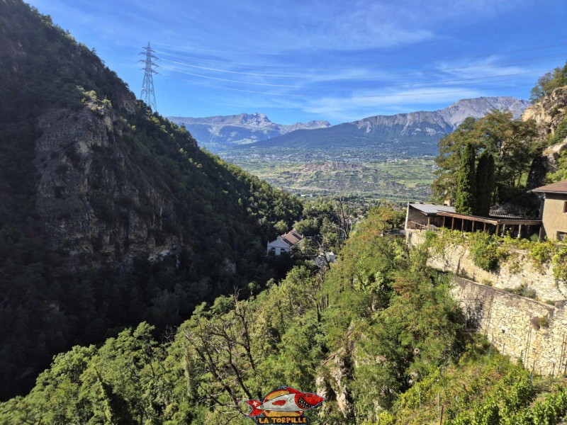 La vue, direction aval, sur les gorges de la Borgne. Au milieu de l'image, la centrale de Bramois. La vue, direction aval, sur les gorges de la Borgne. Au milieu de l'image, la centrale de Bramois.