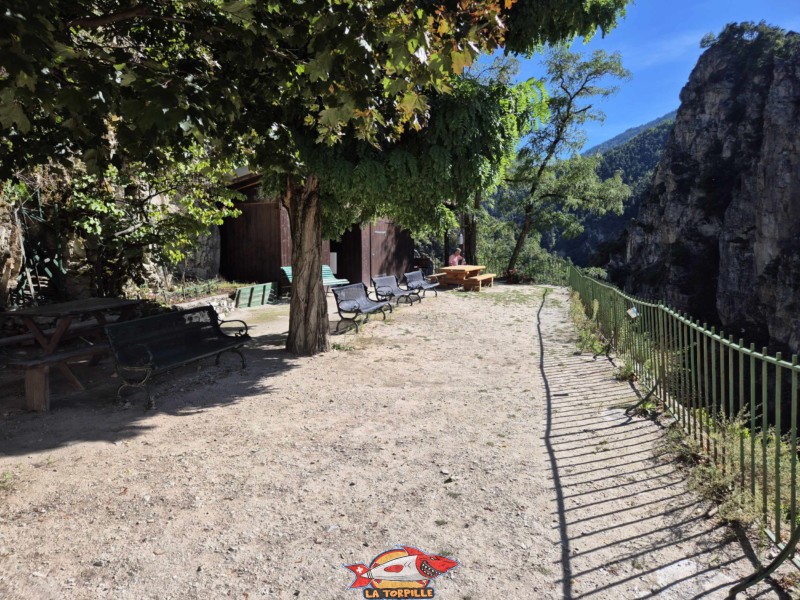 L'esplanade de l'ermitage en direction de gorges de la Borgne.