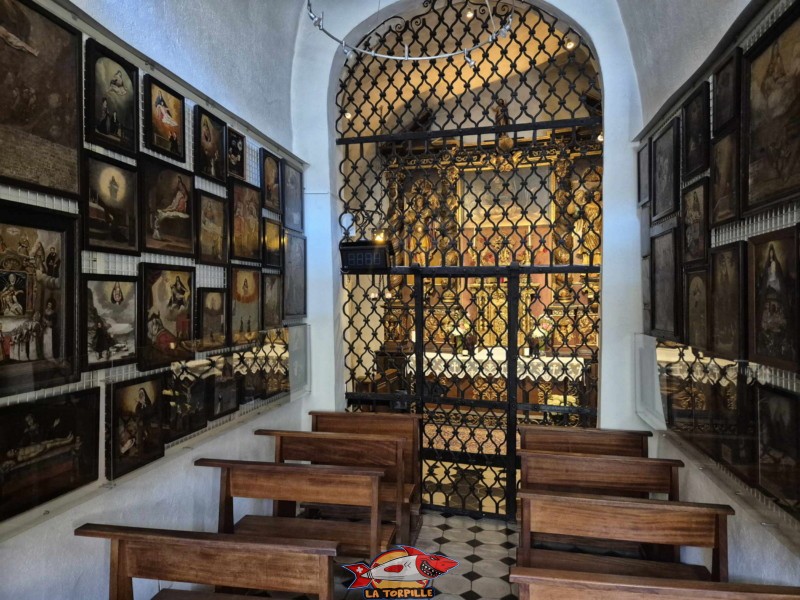 La chapelle dédiée à la Vierge.