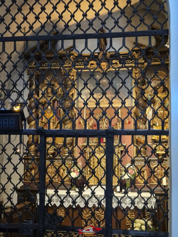 L'autel de la chapelle dédiée à la Vierge.
