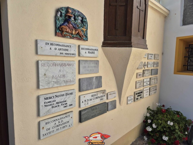 Des plaques à l'entrée des chapelles. Ex-Voto.