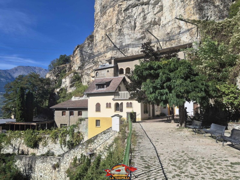 L'ermitage de Notre-Dame de Longeborgne. Gorges de la Borgne - Val d'Hérens L'ermitage de Notre-Dame de Longeborgne. Gorges de la Borgne - Val d'Hérens