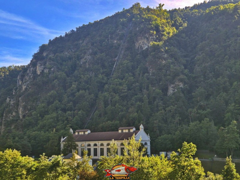 La centrale électrique de Bramois avec sa conduite forcée.