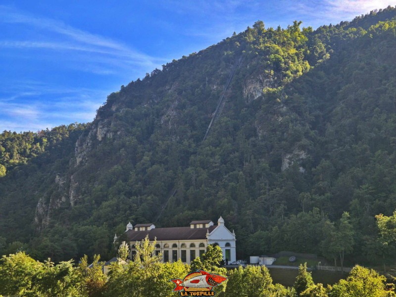 La centrale avec sa conduite forcée. Gorges de la Borgne - Val d'Hérens La centrale avec sa conduite forcée. Gorges de la Borgne - Val d'Hérens