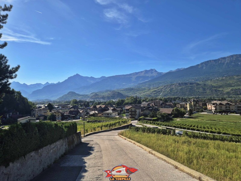 La descente vers Bramois. Gorges de la Borgne - Val d'Hérens